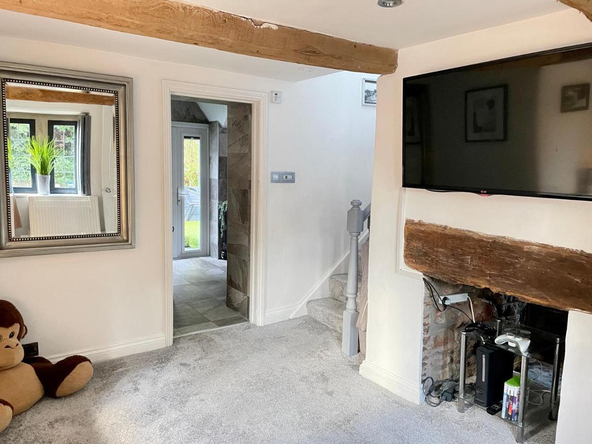 2 Bedroom Cosy Cottage With Hot Tub In Hambrook Close To Bristol City Centre Exteriör bild