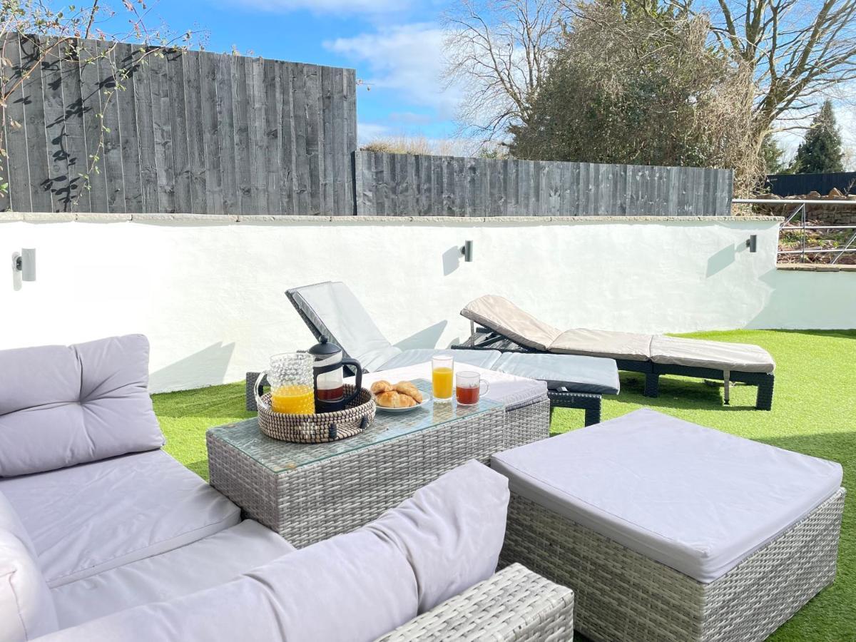 2 Bedroom Cosy Cottage With Hot Tub In Hambrook Close To Bristol City Centre Exteriör bild