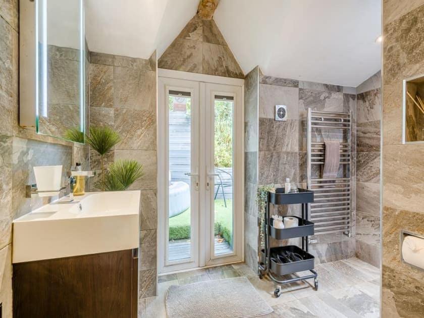 2 Bedroom Cosy Cottage With Hot Tub In Hambrook Close To Bristol City Centre Exteriör bild